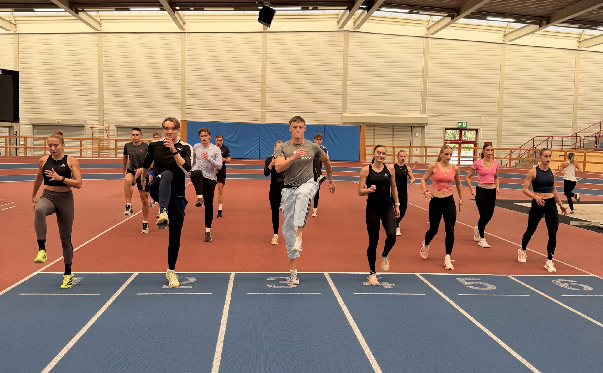 Sprinterinnen und Sprinter beim gemeinsamen Lauf-ABC in der Leichtathletikhalle